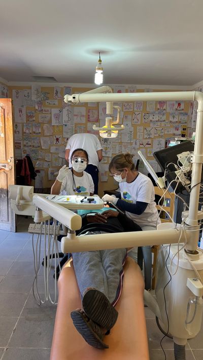Ute und Thu-My am Behandeln im Consultorio