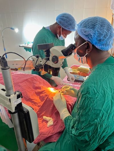 Katarakt-OP mit Hilfe eines Operationsmikroskopes durch einen Gastarzt